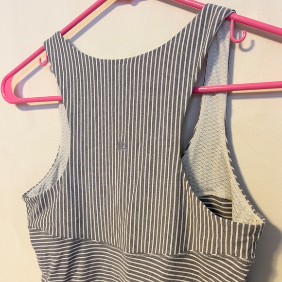 Lululemon First Base Racerback Workout Tank Top Grey White Stripes Womens Size 6 - Picture 4 of 4